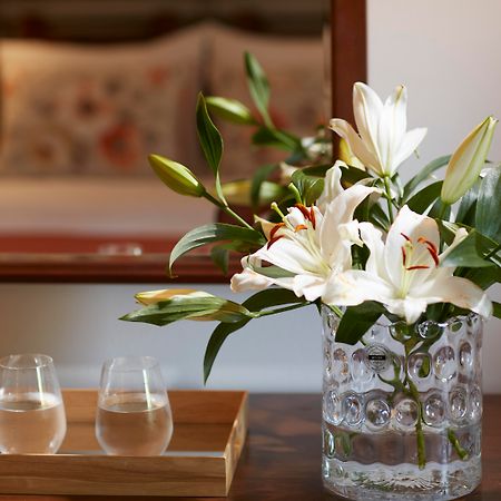 Simantro Resort Sani  Bagian luar foto A vase of flowers