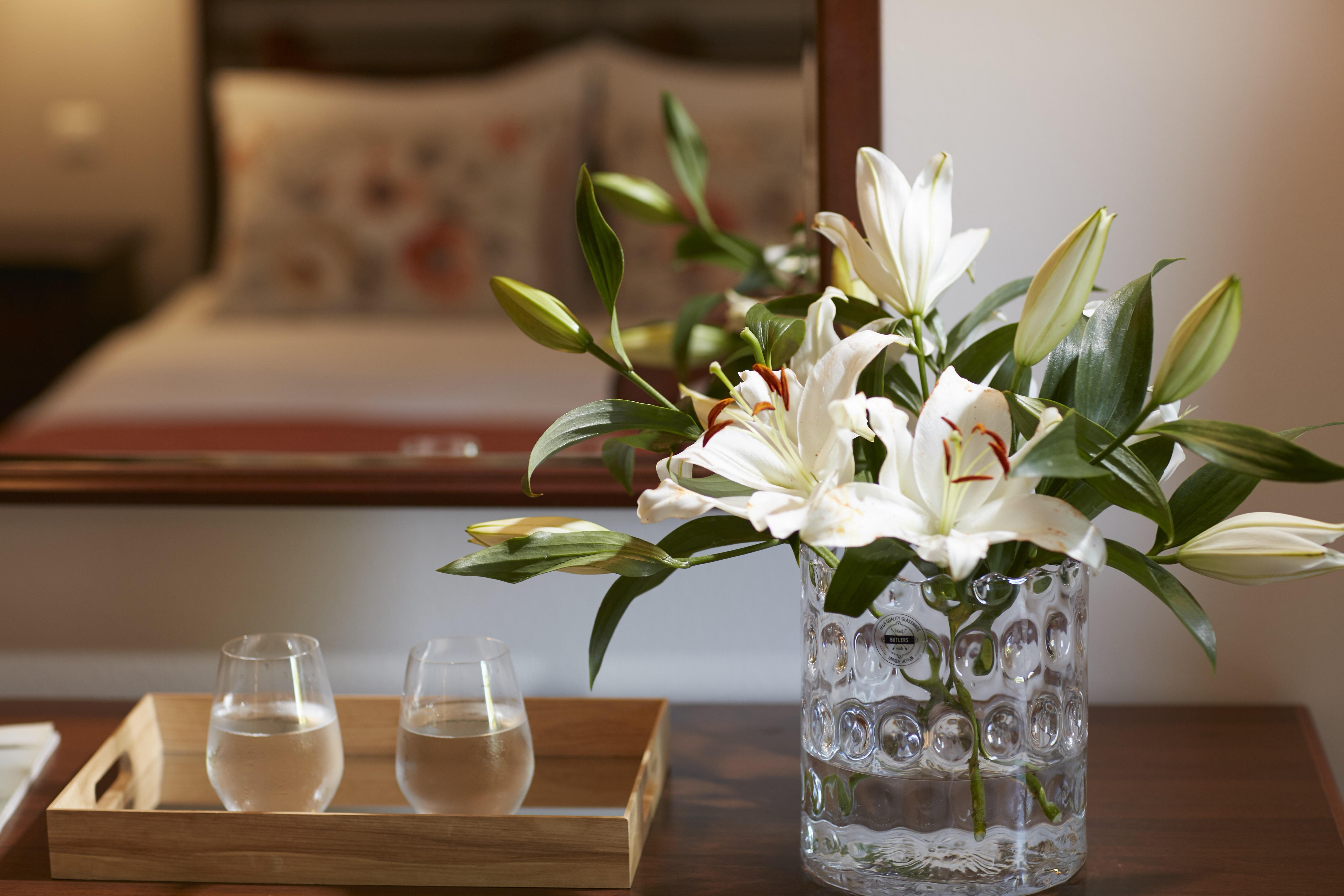 Simantro Resort Sani  Bagian luar foto A vase of flowers