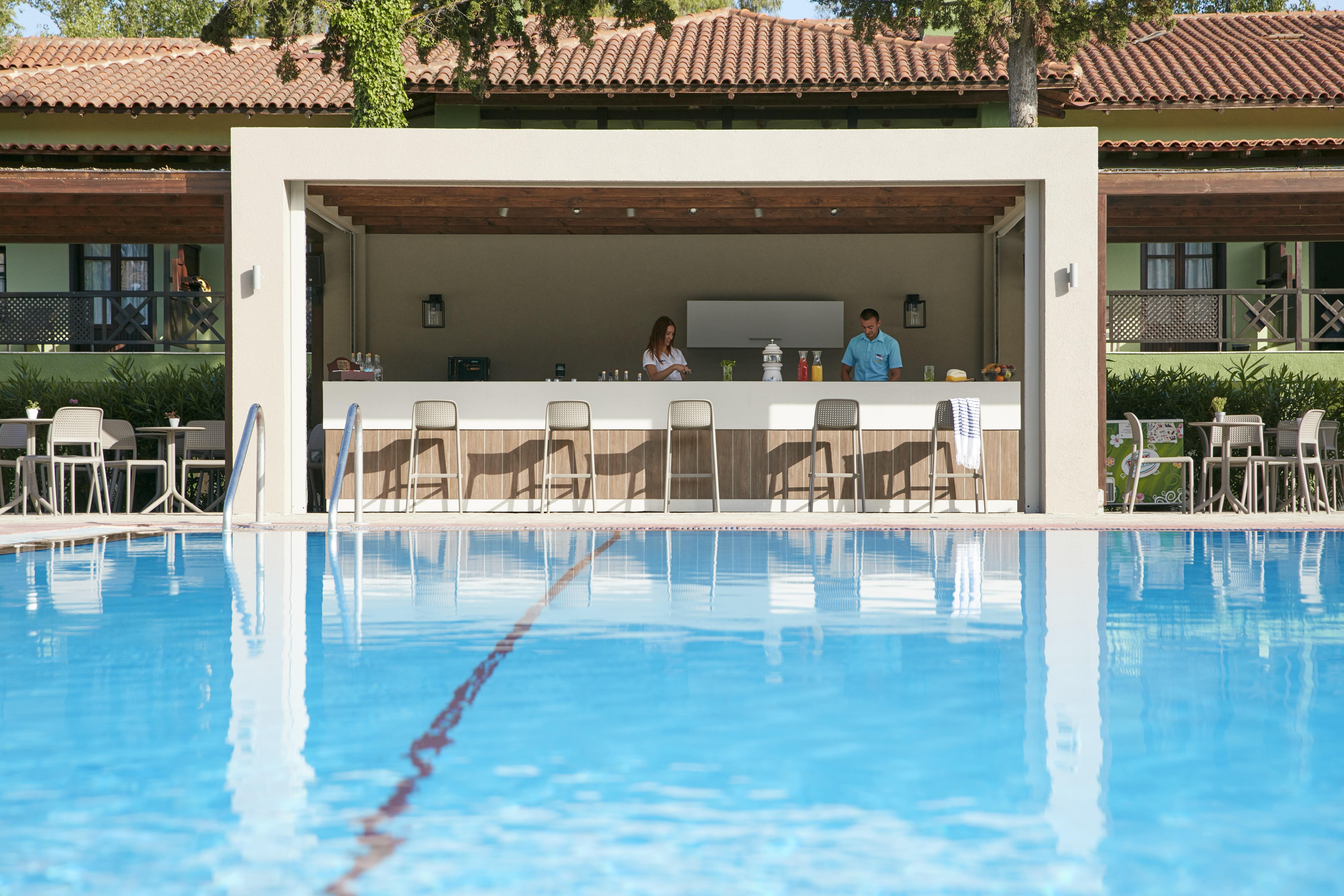 Simantro Resort Sani  Bagian luar foto Pool bar