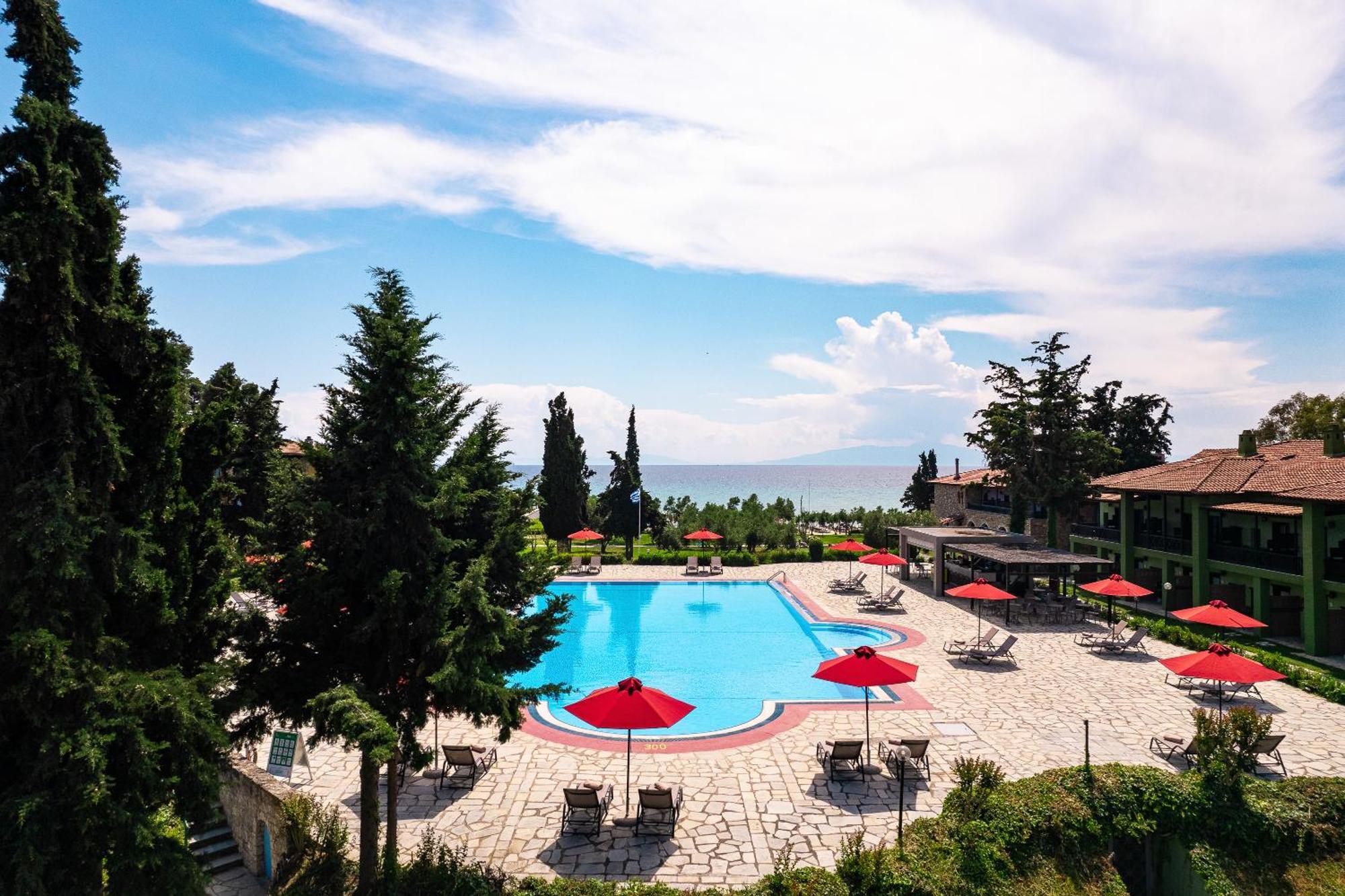 Simantro Resort Sani  Bagian luar foto The swimming pool at the hotel