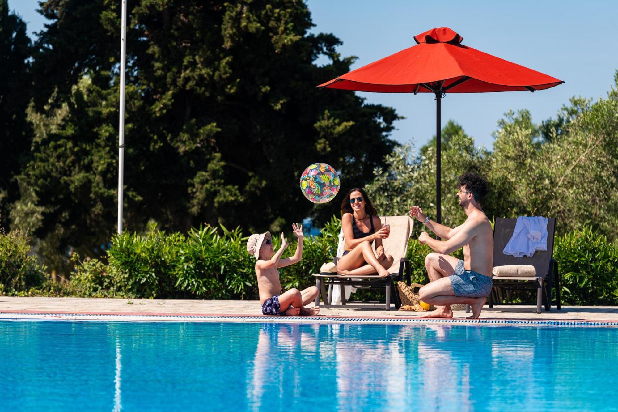 Simantro Resort Sani  Bagian luar foto Family at a pool