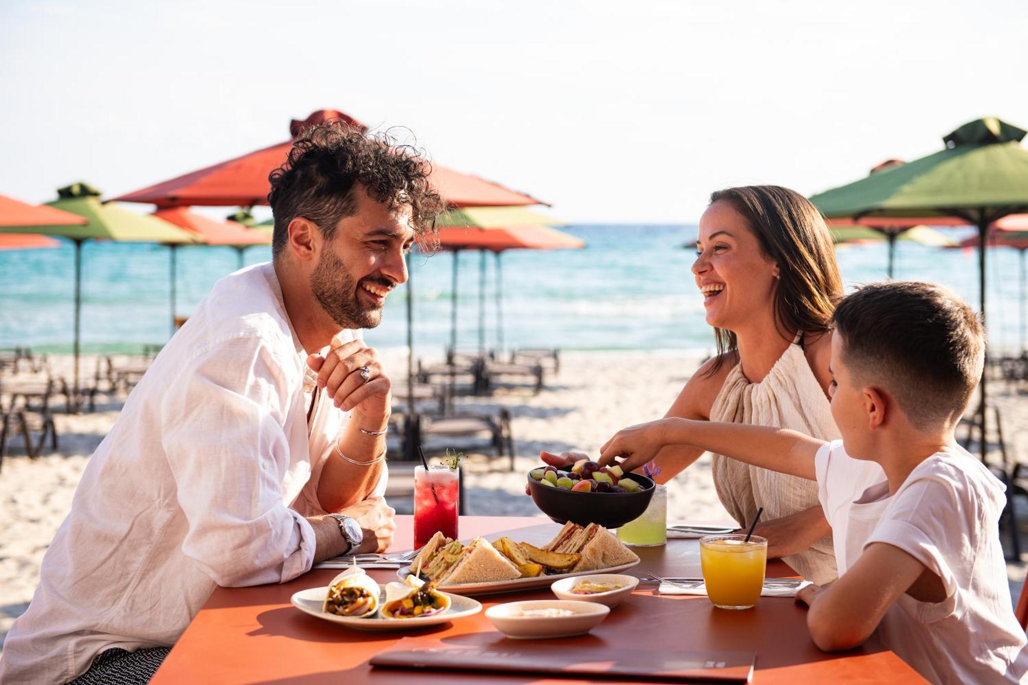 Simantro Resort Sani  Bagian luar foto Family dining at a beach restaurant